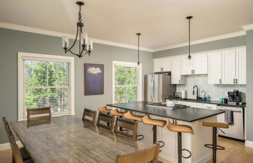 Luxe 4BR Mtn Retreat With Stunning Views Near Ski AndHikes - Foto 30