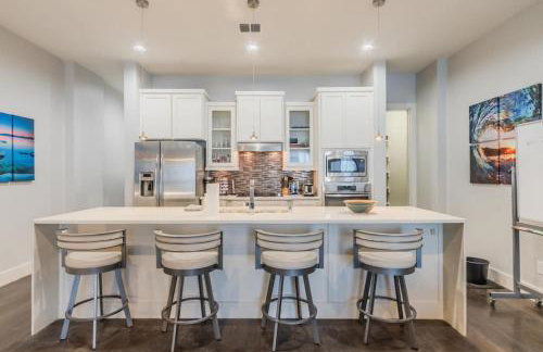 Stunning Townhome Near Uptown - Photo 7