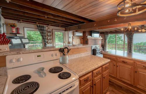 Clouds Cabin - HotTub, Mtn View, Pets - Photo 12