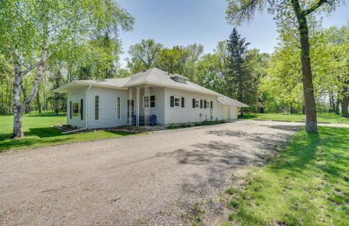 Lakeside Litchfield Home with Patio and Gas Grill! - Foto 25