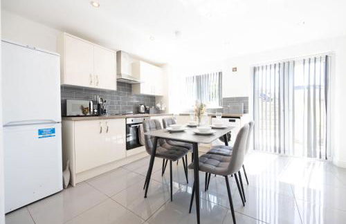 Contemporary 3 Bedroom Home with Garden & Parking - Foto 21