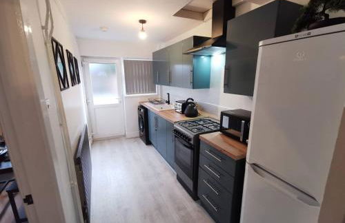 Spacious & comfy 4 bed house, 6 Beds, Free Private Parking & Wifi - Foto 52