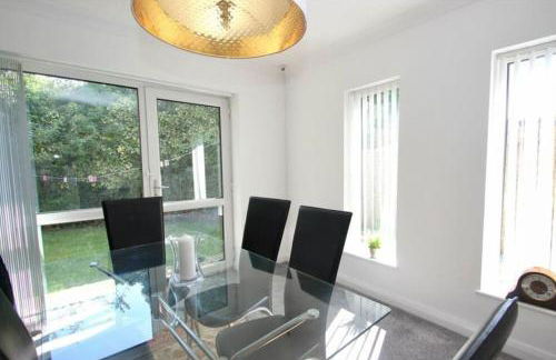 Full Modern Home - short & long stays - Foto 16