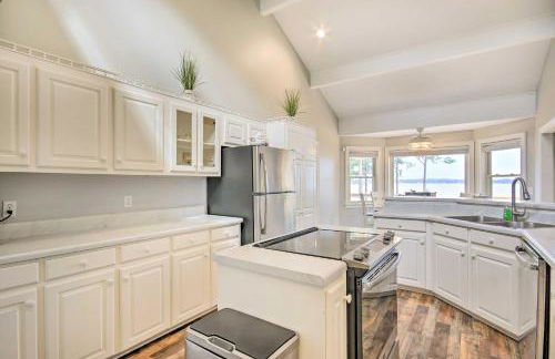 Gilbert Lakefront Retreat with Private Dock! - Foto 10