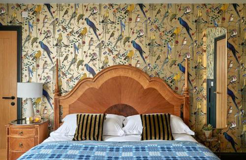 Ty Pandy Eclectic Luxury Family cottage Sleeps 8 adults and 2 children - Photo 14