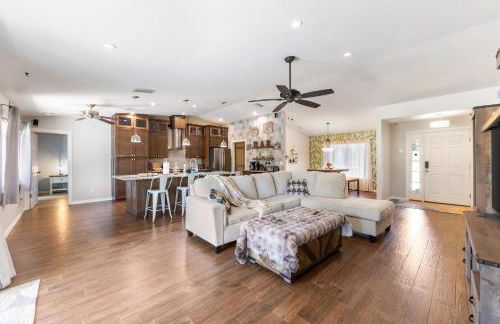 3BR Wesley Chapel Retreat with Private Pool - Pet-Friendly - Spacious Parking - Photo 7