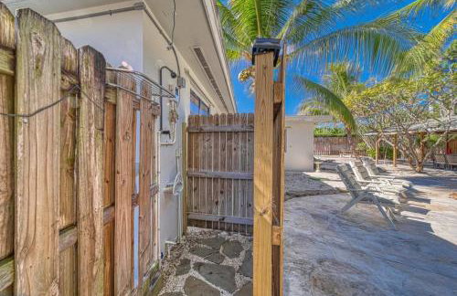 Tropical PoolHome Walk to Shops Near Beach - Foto 27