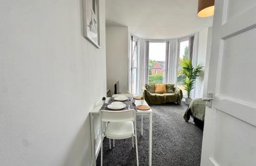 THE SPRINGFIELD SUITE - ONE BEDROOM APARTMENT - KIDDERMINSTER CENTRAL - SLEEPS 3 GUESTS - PARKING INCLUDED - WEST MIDLANDS SAFARI PARK LOCATIOn - Foto 10
