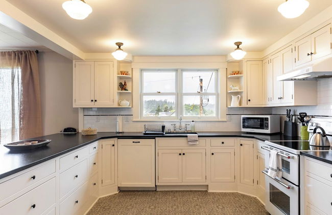 Private Beach Access + Water Views! Sleeps 18, Historic 6bdr Farmhouse w/ Deck - Foto 17