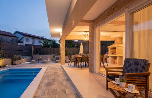 Villa with nice pool, luxuriously furnished, quiet area - by TRAVELER tourist agency Krk ID2389 - Foto 42