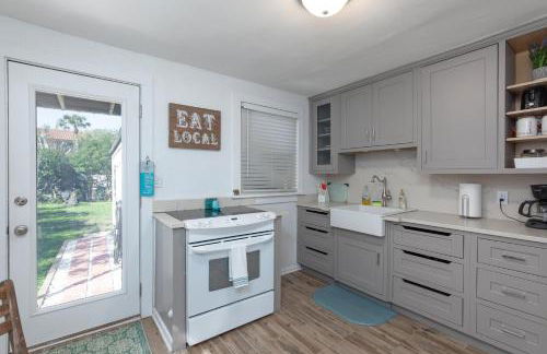 Seas the Day - 4 blocks to the beach, restaurant, and bar district - great deck and outdoor space!! - Foto 18