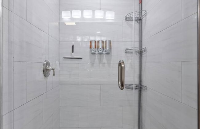 Uptown Elegant Escape | JZ Vacation Rentals - Photo 35