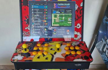 Le So Art, grande maison 4 chambres, terrain de pétanque, grand jardin clos, flipper, babyfoot, jeux Arcade, ping pong,1 km mer, proche golf, Port en Bessin, Bayeux et plages du débarquement, adaptée enfants - Foto 7