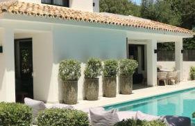 Marbella Bliss - Serenity 4-Bedroom VILLA with Exclisive HEATED Private POOL & Jacuzzi, Tropical Garden, Marbesa - Steps from the Cabopino Beach - Photo 4