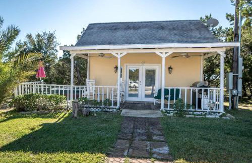 Joyful Cottage Rental for Couples with Poolside Cabana near San Antonio, TX - Foto 12