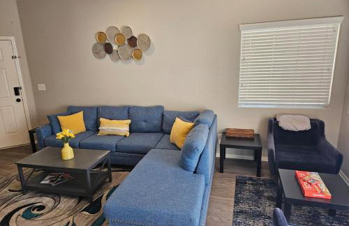 This cute 3 bedroom 2 and half bath is cozy - Photo 1