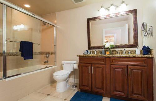 Stylish Home Prime Location with Fireplace & Patio - Foto 14