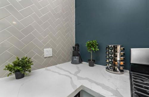 Comfy Studio with King Bed & Full Kitchen - Near Attractions - Foto 10