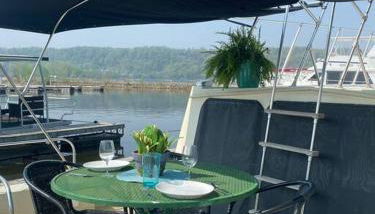 The Lily Pad Boatel Houseboat - Photo 5