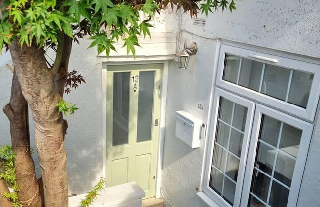 Spacious & Renovated 1-bed Garden Flat in London - Photo 36