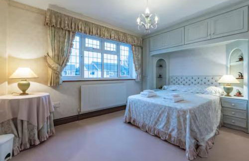 Tudor Style Seafront Home Sea Views Shoebury - Pass the Keys - Foto 15