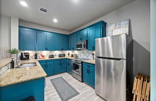 Modern 3-Story Townhome w Pool Table, Sleeps 10 Near Stadiums - Foto 23