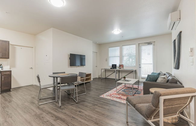 Modern Apartment With Upgraded Amenities Near CSU - Foto 15