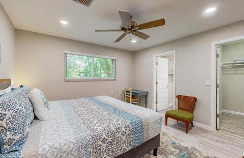 Updated house with enclosed yard, patio, central AC, & washer/dryer - Foto 11