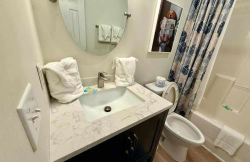 2Br 2Ba Condo on Golf Course - Foto 12