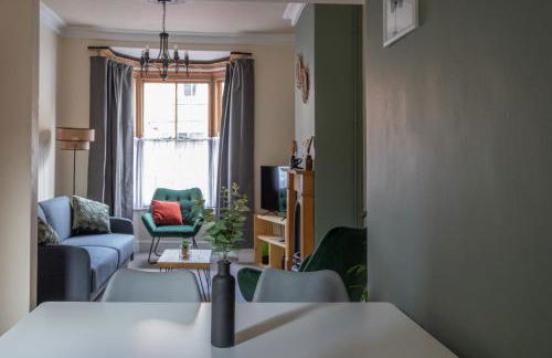 Milton Stays - Cosy 2 Bed House, 2 Floors, 15 min Walk to City Center, for up to 6 - Period Features, Cottage Style, Fireplace, Superfast Wi-Fi, Private Garden, Free On Street Parking - Foto 4