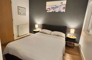 Comfortable 1BR House with Fast WiFi & Near Transport by AltoLuxo Short Lets & Serviced Accommodation - Foto 1