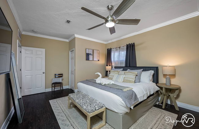 8BR Villa with Heated Pool Near Beach - Foto 30