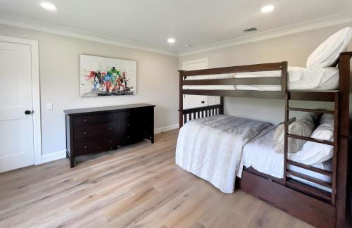 New Construction Modern Luxury Retreat w 6 Beds - Foto 27