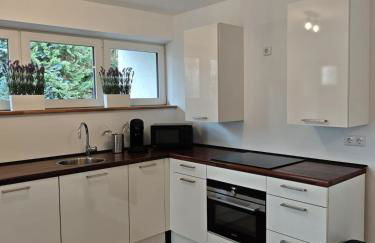 Ferienhaus Wintergarten für 8 Gäste und 2 Hunde in der Eifel mit toller Aussicht, Kamin und Garten - Foto 6