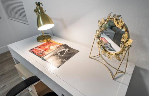 Entire Private Home with 4 Bedrooms 2 Bathrooms, Hot Tub, King Bed, 80 TV, Gated Yard, Ranch Style, Available Now - Foto 44