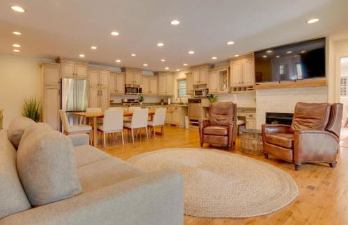 Lakefront Zirconia Home with Boathouse and Dock! - Foto 1