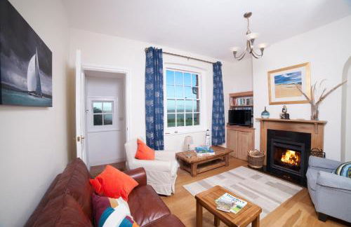 Fort Victoria Cottages - Sea View Cottage - Photo 2