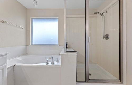 Luxurious Home with Huge Pool - Photo 37