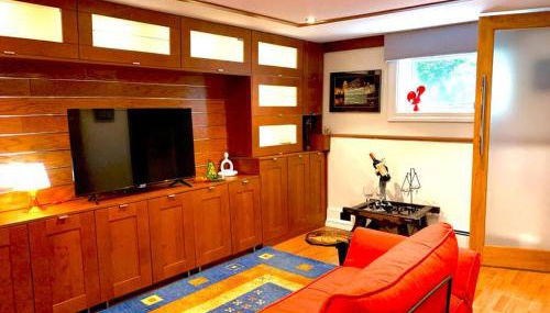 Live in this iconic East Side lower level unit - Foto 4