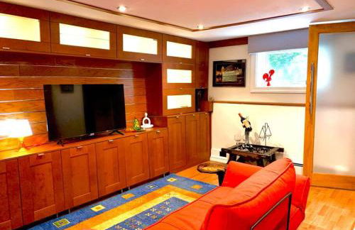 Live in this iconic East Side lower level unit - Foto 4