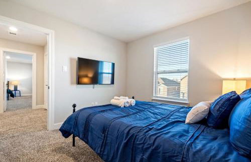 Crew-Ready Stay Private BRs w TVs Parking - Photo 19