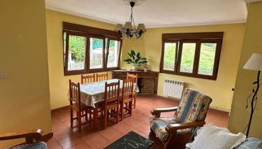 Casa con jardín a pie de playa y montaña - Foto 1