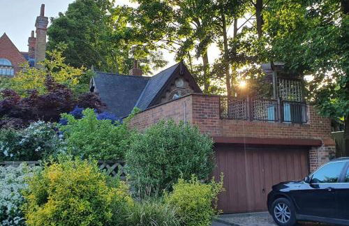 Unique 3 b'room house + free parking /city centre - Photo 1