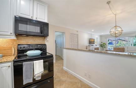 Walkable to Beach, Restaurants, Entertainment! - Photo 12