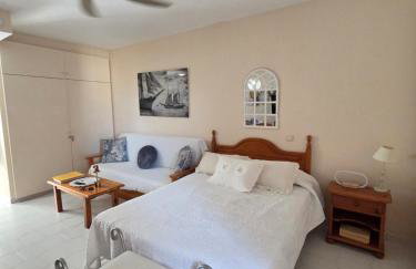 Benalbeach Beauty- Sunny studio with ocean views, balcony, and windows in every room - Foto 23