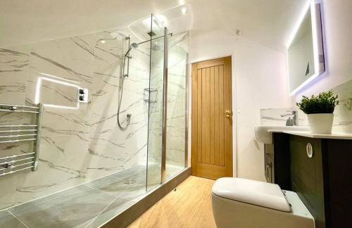 Private, Couples Forest Escape - Free Parking - Stunning & Stylish 1 Bedroom Coach house! - 5 Minute Walk to a great bistro pub! - Great Location - Fast WiFi - Smart TV - Newly Refurbished! Direct New Forest access Close to Burley - Photo 5