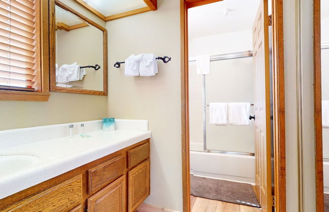 Inviting Mountain Retreat Steps From Ski Lifts! - Foto 27