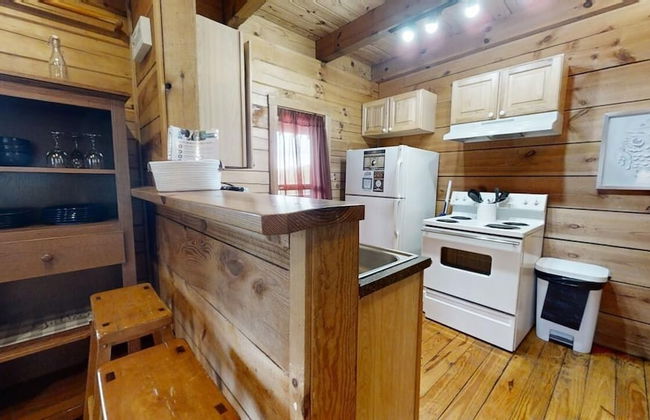 Evie's Mountain Castle 2 Bedroom Cabin by RedAwning - Foto 9