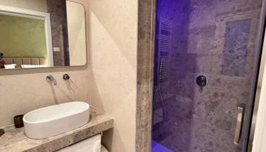 CorteViva Cottage - Photo 5, Shower