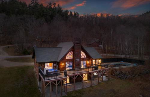 3 Mi to SR! Sleeps 25, Spacious, Hot Tub, Arcade! - Foto 1